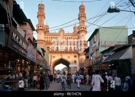 Charminar (Occupé Bazar), Hyderabad, Andhra Pradesh, Inde Banque D'Images