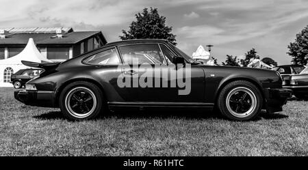 PAAREN IM GLIEN, ALLEMAGNE - le 19 mai 2018 : voiture de sport Porsche 911 Carrera RS, 1973. Noir et blanc. Die Oldtimer Show 2018. Banque D'Images