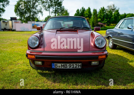 PAAREN IM GLIEN, ALLEMAGNE - le 19 mai 2018 : voiture de sport Porsche 911 Carrera RS, 1973. Die Oldtimer Show 2018. Banque D'Images