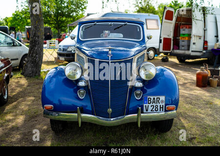 PAAREN IM GLIEN, ALLEMAGNE - le 19 mai 2018 : Retro car Ford V8 Cabrio, 1935. Fabriqués à Ford Deutschland, Cologne. Die Oldtimer Show 2018. Banque D'Images