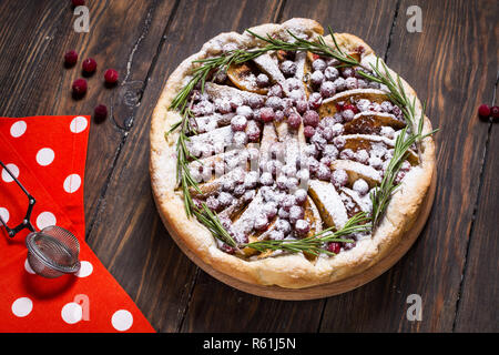 Tartes aux pommes avec canneberge sur fond de bois. Banque D'Images