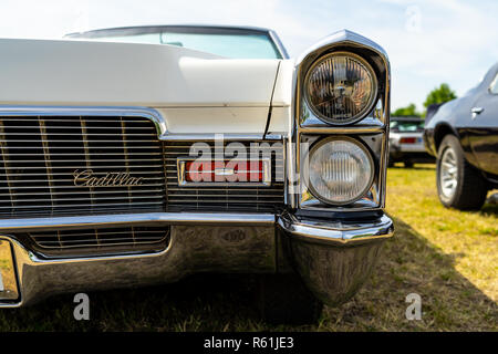 Projecteur d'une grande voiture de luxe Cadillac de Ville convertible (troisième génération), 1968. Exposition 'Die Oldtimer Show 2018'. Banque D'Images