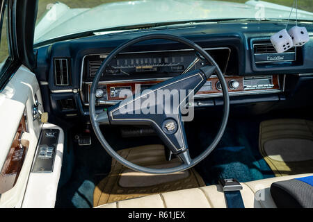 Intérieur d'une voiture de luxe Cadillac de Ville convertible (troisième génération), 1968. Exposition 'Die Oldtimer Show 2018'. Banque D'Images