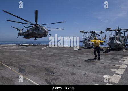 Océan Pacifique (3 mai 2017) Technicien d'équipement de soutien à l'Aviation 3ème classe Angus Moss, originaire de Columbus, en Indiana, diriger un CH-53 Super Stallion, affecté à l'escadron à rotors basculants moyen maritime (VMM) 161 (renforcé) au cours de l'exercice de l'unité de formation Composite (COMPTUEX). Plus de 1 800 marins et 2 600 Marines américains affectés à l'Amérique du groupe amphibie (ARG) et la 15e Marine Expeditionary Unit (MEU) sont actuellement à COMPTUEX au large de la côte de Californie du Sud en préparation de l'ARG's deployment plus tard cette année. L'Amérique ARG est composé de San Diego, l'amphibious Banque D'Images