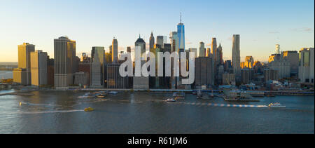 L'East River porte bateau et le trafic des ferries dans Manhattan à l'est au coucher du soleil Banque D'Images