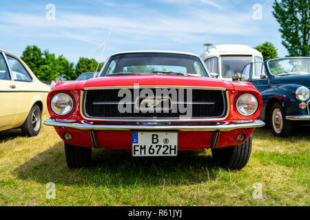 PAAREN IM GLIEN, ALLEMAGNE - le 19 mai 2018 : Muscle Car Ford Mustang, 1966. Exposition 'Die Oldtimer Show 2018'. Banque D'Images