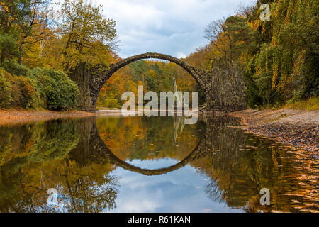 Rakotzbruecke (Pont du Diable). Parc des rhododendrons Kromlau. L'Allemagne. Banque D'Images