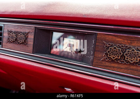 PAAREN IM GLIEN, ALLEMAGNE - le 19 mai 2018 : Le réveil dans la cabine d'une grande voiture de luxe Cadillac Eldorado 1975. Die Oldtimer Show 2018. Banque D'Images