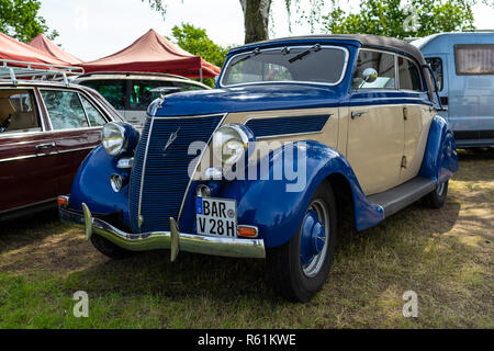 PAAREN IM GLIEN, ALLEMAGNE - le 19 mai 2018 : Retro car Ford V8 Cabrio, 1935. Fabriqués à Ford Deutschland, Cologne. Die Oldtimer Show 2018. Banque D'Images