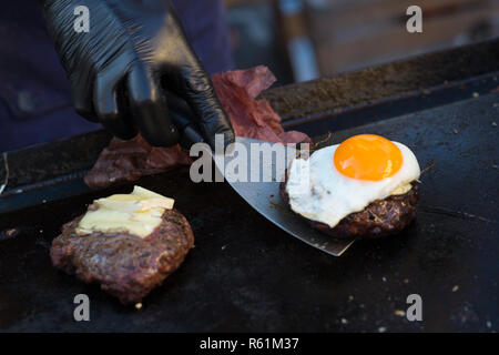 Chef making hamburgers outdoor le festival international de l'alimentation cuisine ouverte événement. Banque D'Images