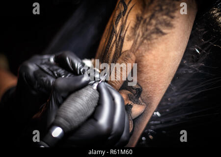 La création d'un artiste de tatouage photo Banque D'Images