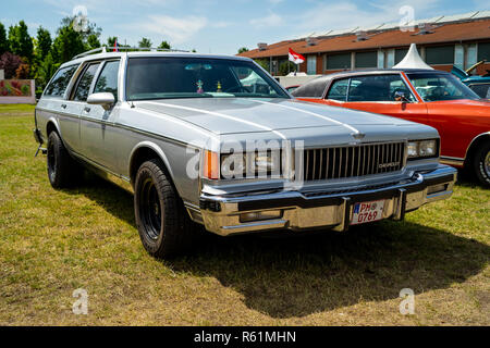 PAAREN IM GLIEN, ALLEMAGNE - le 19 mai 2018 : berline Chevrolet Caprice wagon, 1982. Die Oldtimer Show 2018. Banque D'Images