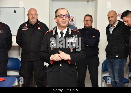 Le Lieutenant-colonel italien Lucio Merlo, le sud de l'European Task Force Commandant Carabinieri, fournit des observations au cours de sa cérémonie de départ à Caserma Ederle à Vicenza, Italie, 19 novembre 2018. Banque D'Images
