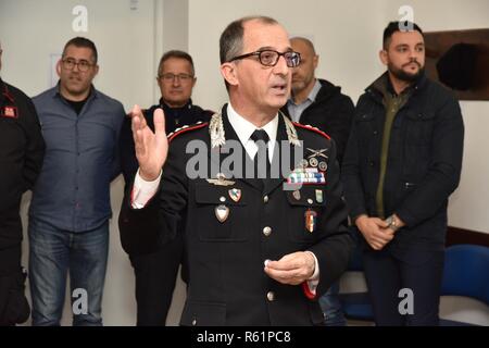 Le Lieutenant-colonel italien Lucio Merlo, le sud de l'European Task Force Commandant Carabinieri, fournit des observations au cours de sa cérémonie de départ à Caserma Ederle à Vicenza, Italie, 19 novembre 2018. Banque D'Images