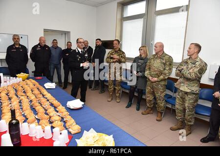 Le Lieutenant-colonel italien Lucio Merlo, le sud de l'European Task Force commandant Carabinieri, fournit des observations au cours de sa cérémonie de départ à Caserma Ederle à Vicenza, Italie, 19 novembre 2018. Banque D'Images
