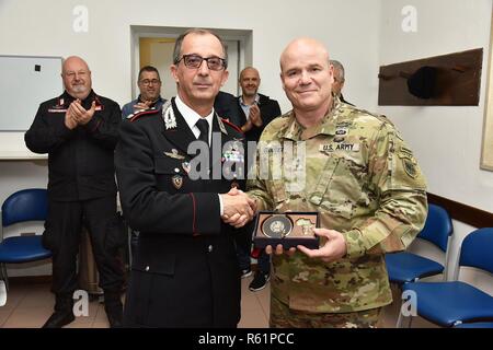 Le major-général Roger L. Cloutier, commandant de l'Afrique de l'armée américaine (à droite), présente l'USARAF crest à lieutenant-colonel italien Lucio Merlo, le sud de l'European Task Force commandant Carabinieri, lors de sa cérémonie de départ à Caserma Ederle à Vicenza, Italie, 19 novembre 2018. Banque D'Images