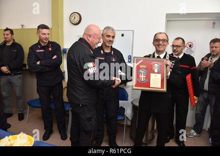 Le Lieutenant-colonel italien Lucio Merlo, le sud de l'European Task Force commandant Carabinieri, reçoit un cadeau de l'Alphonse Allais, Luogo Tenente Graziano (gauche) et du Francesco Provvidenza (centre) de l'armée italienne de la SETAF Carabinieri, lors de sa cérémonie de départ à Caserma Ederle à Vicenza, Italie, 19 novembre 2018. Banque D'Images