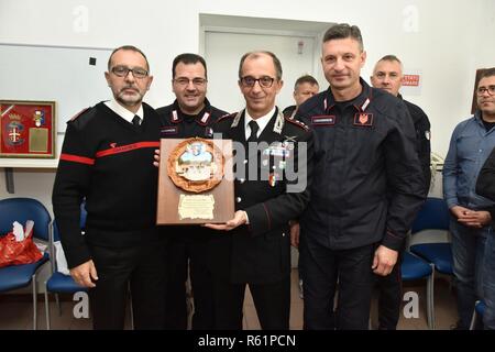 Le Lieutenant-colonel italien Lucio Merlo, le sud de l'European Task Force commandant Carabinieri, reçoit un don de, Maresciallo Maggiore Arturo Indracolo (gauche), supra [ Ma70 ] Dans Shuto Kôsoku Capo Paolo Ciani et Appuntato, Q.S. Giancarlo Calandra de l'armée italienne de la SETAF Carabinieri, lors d'une cérémonie de départ à Caserma Ederle à Vicenza, Italie, 19 novembre 2018. Banque D'Images