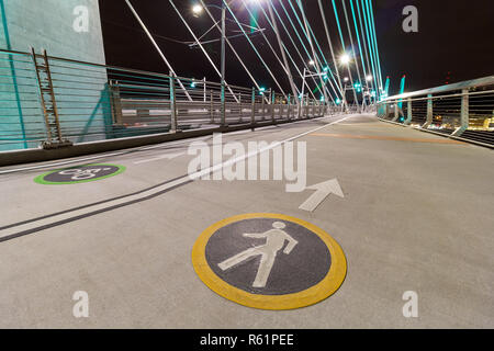 Voies piétonnes et cyclistes sur Tilikum Crossing Bridge Banque D'Images