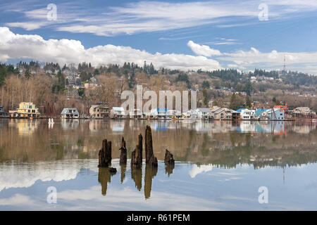 Maisons flottantes le long de la rivière Willamette Banque D'Images