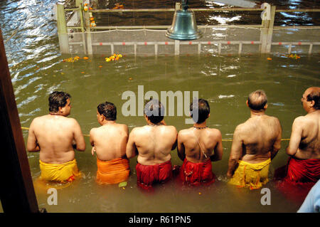 Pèlerins prendre une immersion sainte lors de la Kumbh Mela 2003 à Trimbakeshwar, près de Nasik, Maharashtra, Inde. Banque D'Images