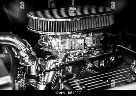 Fragment (filtre à air et le carburateur) d'un moteur d'automobile de près. Noir et blanc. Banque D'Images