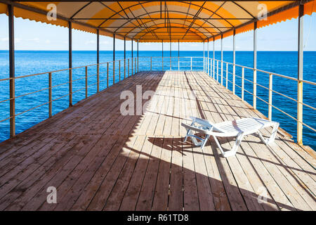 Salon de solarium extérieur sur la mer Noire Banque D'Images