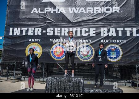 Les femmes membres de la U.S. Navy's Alpha inter-services de l'équipe de bataille Final guerrier posent pour une photo après avoir remporté le concours de l'Armée de l'air guerrier Alpha 16 Novembre, 2018, à l'Alpha Warrior Proving Grounds, parc Retama, Selma, Alabama. Sur la photo de gauche sont Maître de 1re classe Mikala Hawkins (troisième place) ; le lieutenant J.G. Amanda Graham (première place) ; et le maître de Kristal Pena (deuxième place). Six athlètes de l'US Air Force, de l'armée et de la Marine seront admissibles comme les représentants masculins et féminins au cours de la première bataille finale inter-services. L'Armée de l'air Programme Alpha Warrior, dans Banque D'Images