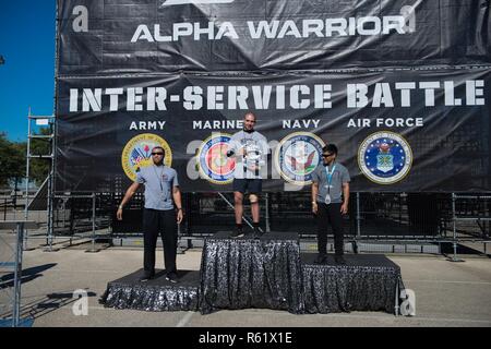 Les athlètes masculins de la U.S. Navy's Alpha inter-services de l'équipe de bataille Final guerrier posent pour une photo après avoir remporté le concours de l'Armée de l'air guerrier Alpha 16 Novembre, 2018, à l'Alpha Warrior Proving Grounds, parc Retama, Selma, Alabama. Sur la photo de gauche sont le Maître de Josh Mari (troisième place) ; Seaman a attiré rapidement (en premier lieu) ; et le lieutenant Cmdr. Ryan Bareng (deuxième place). Six athlètes de l'US Air Force, de l'armée et de la Marine seront admissibles comme les représentants masculins et féminins au cours de la première bataille finale inter-services. L'Air Force Alpha Programme guerrier, à sa deuxième année, s'bei Banque D'Images