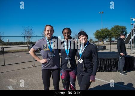 Les femmes membres de la U.S. Navy's Alpha inter-services de l'équipe de bataille Final guerrier posent pour une photo après avoir remporté le concours de l'Armée de l'air guerrier Alpha 16 Novembre, 2018, à l'Alpha Warrior Proving Grounds, parc Retama, Selma, Alabama. Sur la photo de gauche sont le lieutenant J.G. Amanda Graham (première place) ; Maître de 1re classe Mikala Hawkins (troisième place) ; et le maître de Kristal Pena (deuxième place). Six athlètes de l'US Air Force, de l'armée et de la Marine seront admissibles comme les représentants masculins et féminins au cours de la première bataille finale inter-services. L'Armée de l'air Programme Alpha Warrior, dans Banque D'Images