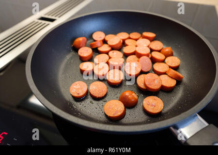 Debrezine dans saucisse cuisson poêle à Banque D'Images