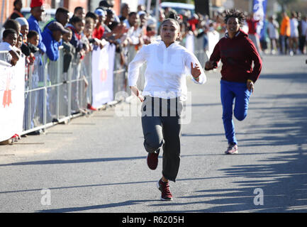 CAPE TOWN, AFRIQUE DU SUD - Mercredi 25 juillet 2018, les membres du public, les écoliers et les habitants de Prunus Street, Bonteheuwel, participer à la province de l'Ouest l'Athlétisme (WPA) Rue programme sportif. Les enfants de tous âges et les adultes, arriver à lancer diverses distances de 50m à 200m dans une rue fermée, dans un quartier résidentiel. Ces événements sont organisés par le bureau de développement et WPA parrainé par l'ancien Marathon des Deux océans mutuelle (OMTOM). Photo par Roger Sedres/ImageSA Banque D'Images