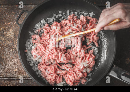 Ajouter les tomates hachées sur le plateau avec la cuisson de la paella vue supérieure Banque D'Images