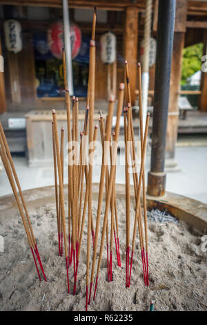 Bâtons d'encens dans le Kinkaku-ji, Kyoto, Japon Banque D'Images