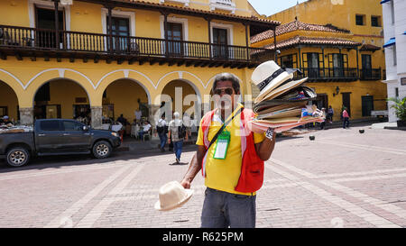 Chapeau traditionnel vendeur de rue dans les rues coloniales de coloniale à Cartagena, Colombie, Amérique du Sud Banque D'Images