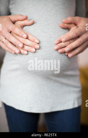 Portrait de l'homme et de la femme les mains sur l'estomac de Femme enceinte Banque D'Images