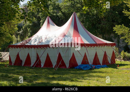 Petit rouge et blanc chapiteau pour le cirque Banque D'Images