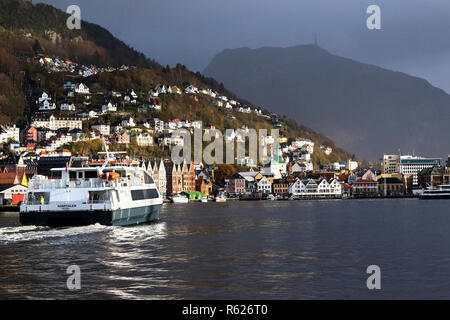 Catamaran à passagers à grande vitesse Admiralen arrivant m le port de Bergen, Norvège. Banque D'Images