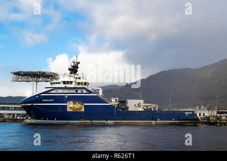 Les anchor handling tug supply (AHTS) navire normand Drott dans le port de Bergen, Norvège Banque D'Images