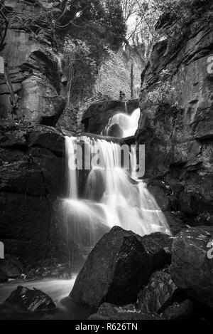 De belles chutes d'eau dans la vallée de l'Lumsdale, une zone de patrimoine industriel près de Matlock, Derbyshire, Angleterre. Banque D'Images