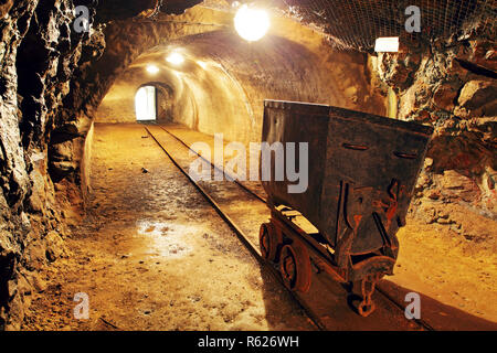 En métro, les chariots de la mine d'or, d'argent et de cuivre. Banque D'Images