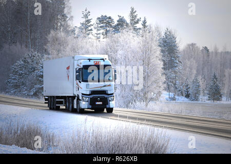 Salo, Finlande - le 19 janvier 2018 : Blanc Renault Trucks semi de Pedersore T Oy Ab Transport-Service remorque PNO tire le long de la route en hiver. Banque D'Images