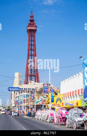 La tour de Blackpool et de la promenade avec amusements et calèches Blackpool Lancashire England GB UK Europe Banque D'Images