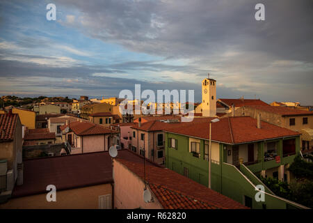 Coucher du soleil sur les toits de la ville de l'Italie en Sardaigne, île. Arrière-plan de voyage Banque D'Images