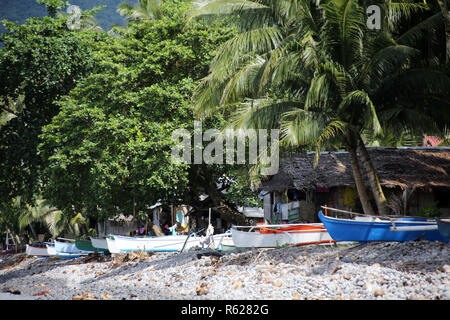 Outrigger bateau sur le rivage Banque D'Images