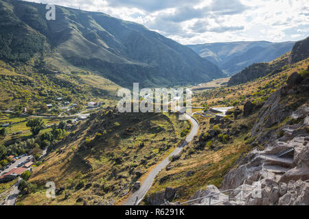 Belle vue sur la vallée de la rivière Kura le monastère de la grotte Vardzia, Géorgie Banque D'Images