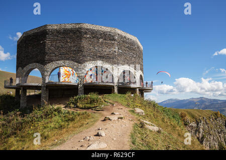 Col de la croix, la Géorgie - 24 septembre 2018 : l'arc de l'Amitié des Peuples sur la route militaire géorgienne, les touristes d'admirer la vue magnifique depuis le Banque D'Images