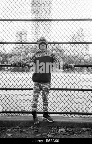 Un garçon de neuf ans à l'Heckscher Ballfields dans Central Park,, New York, États-Unis d'Amérique. Banque D'Images