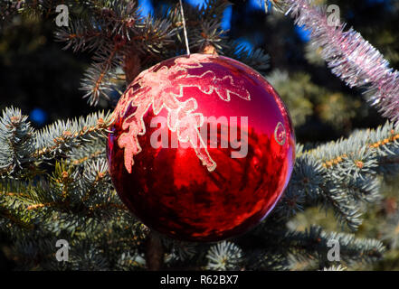 Décorations Nouvel An des arbres. Les guirlandes et les jouets, ballons et autres décorations sur le sapin de Noël Noël à l'air libre. Banque D'Images