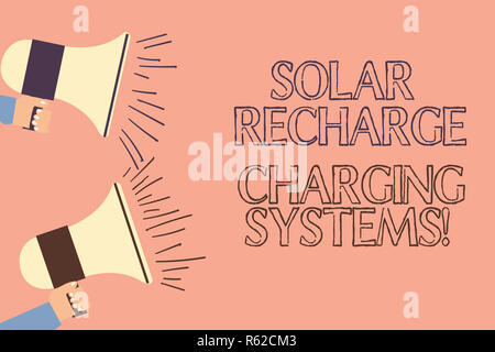 Texte de l'écriture l'écriture recharge solaire Systèmes de charge. Sens Nouveau concept d'autres sources d'approvisionnement énergétique innovant analyse deux hu main tenant Mega Banque D'Images